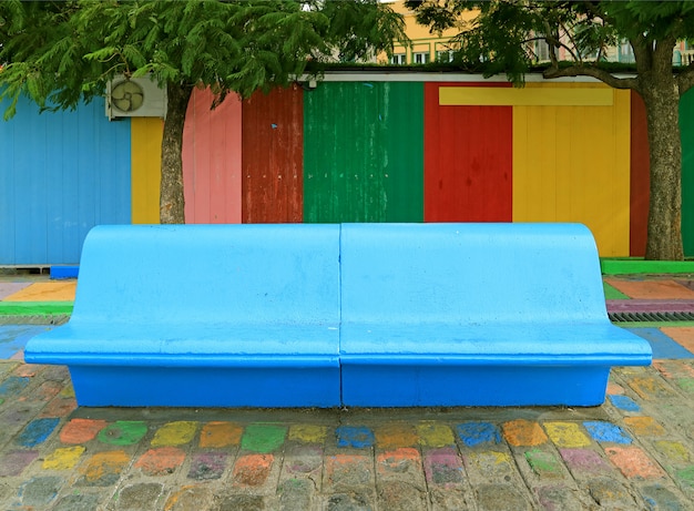 Banc en béton bleu devant un mur en bois coloré dans le quartier de La Boca, Buenos Aires, Argentine