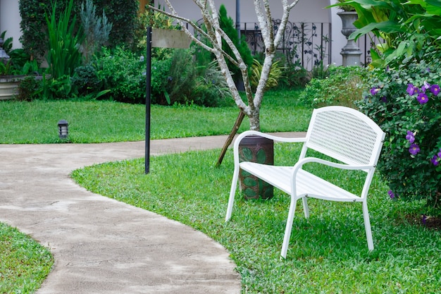 Photo banc blanc dans le parc d'été