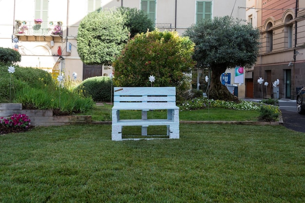 Banc blanc sur l'herbe