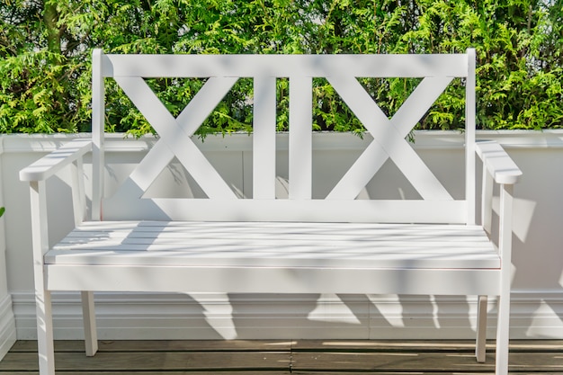 Photo banc blanc vide sur le cyprès vert cèdre