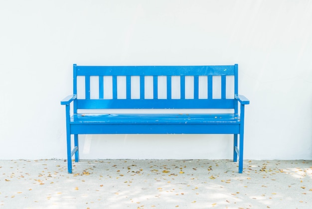 banc bleu avec mur blanc