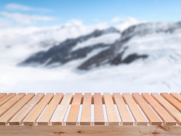 Banc en bois avec arrière-plan flou de montagne enneigée