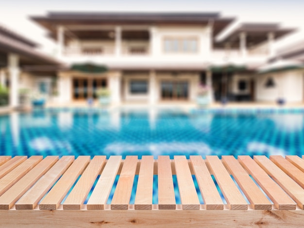 Banc en bois ou balcon en bois avec fond de maison de luxe