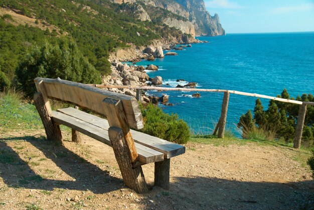 Banc en bois belle vue sur la mer