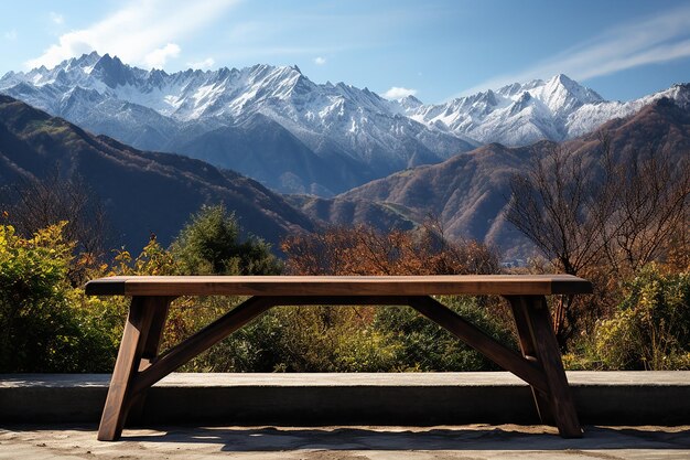 Banc en bois avec belle vue sur la nature des montagnes à Sunny Day