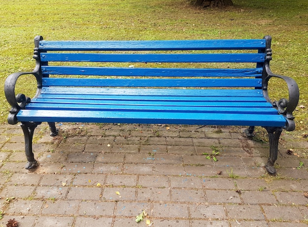 Un banc en bois bleu en gros plan