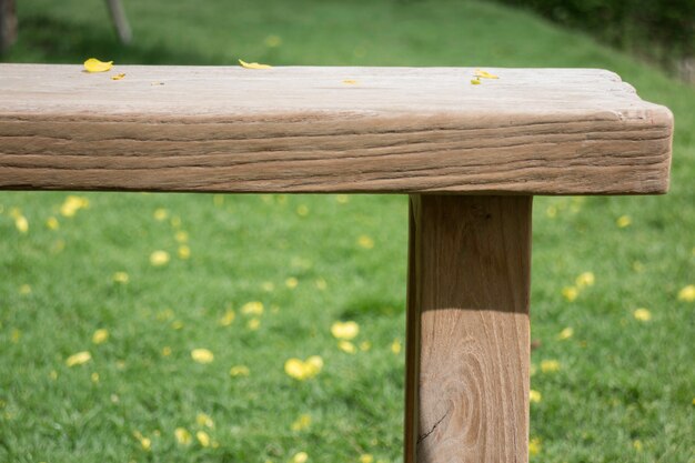 Banc en bois dans le jardin en plein air en été