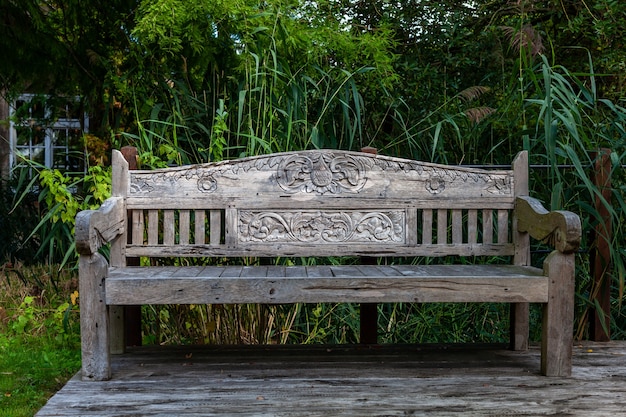 Photo banc en bois dans le parc à la campagne