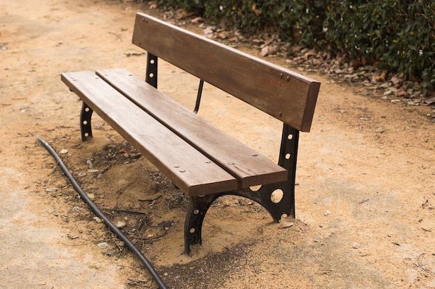 Banc en bois dans le parc de la ville à l'extérieur