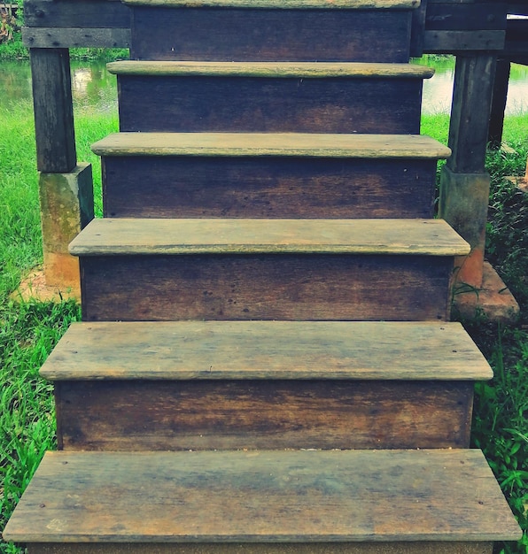 Banc en bois dans le parc