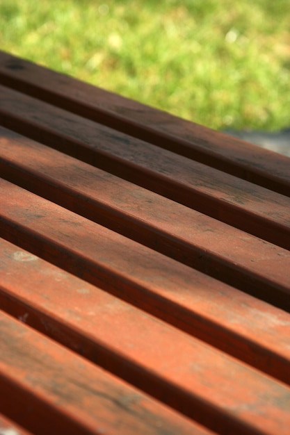 Banc en bois dans le parc