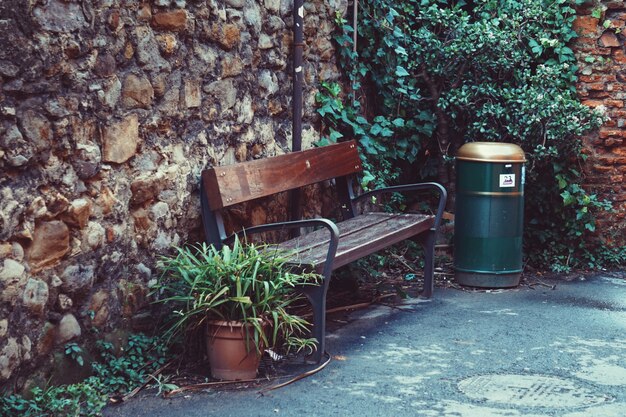 banc de bois dans la rue