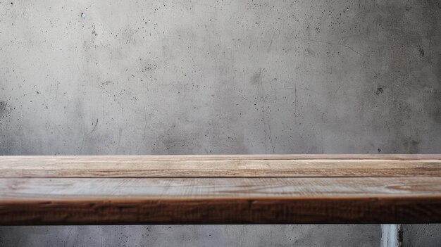 Un banc en bois devant un mur de ciment