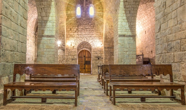 Photo banc de bois de l'église catholique les gens peuvent prier pour dieu jésus