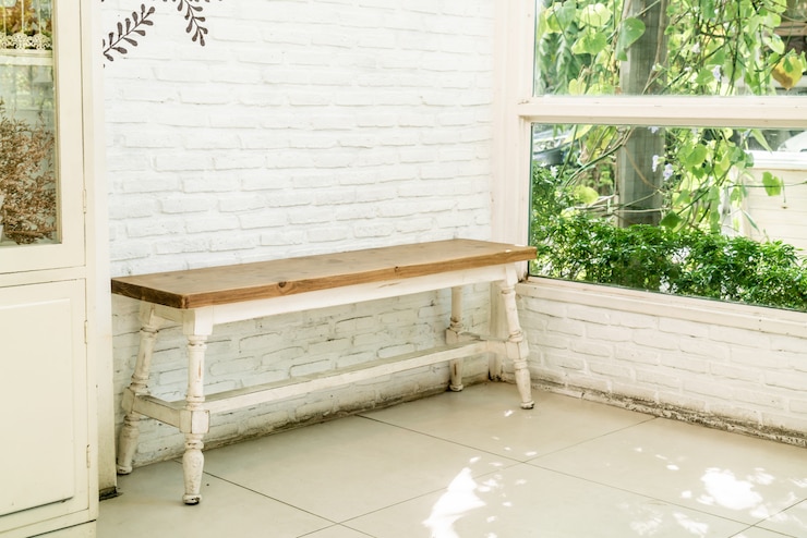 Photo banc en bois avec mur blanc