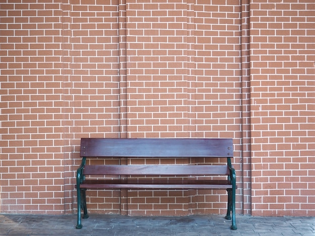 Banc en bois et mur de briques