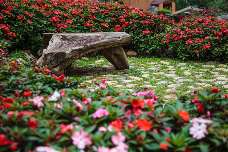 Photo banc en bois naturel dans le parc de jardins de fleurs.