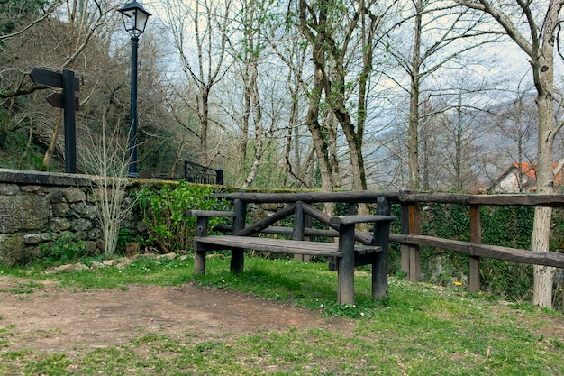 Banc en bois situé dans un cadre naturel