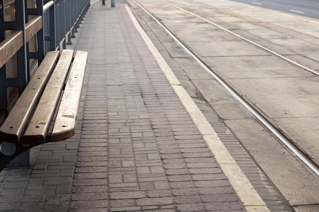 Banc en bois à la station de ramway et aux rails