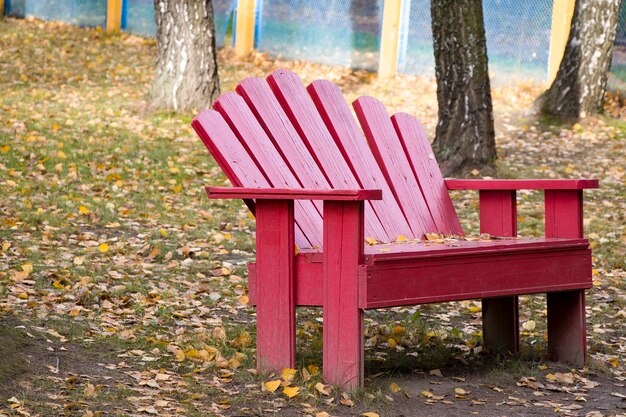 Banc confortable dans le parc en automne. Paix et calme. Paix avec la nature.