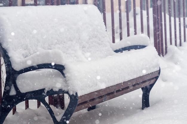 Un banc constellé de neige Hiver