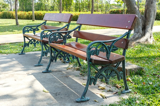 Photo banc dans un beau parc public