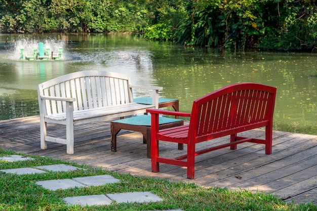 Banc dans le jardin à côté du front de mer dans une luxuriante