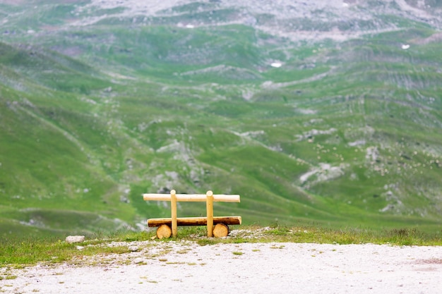 Banc dans les montagnes