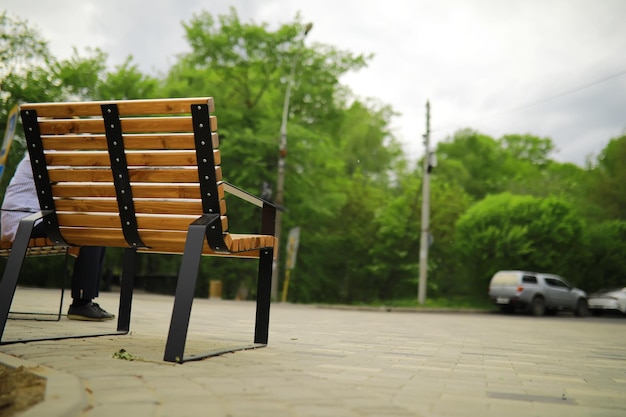 Banc dans un parc un matin d'automne ensoleillé Promenade matinale