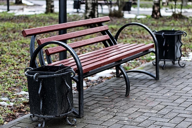 Banc dans la ville au printemps