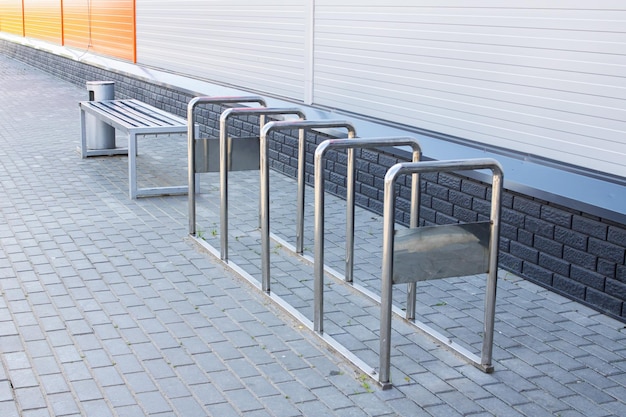 Banc et espace de stationnement pour vélos libre