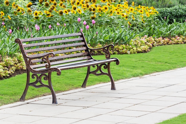 Banc de fer dans un parc