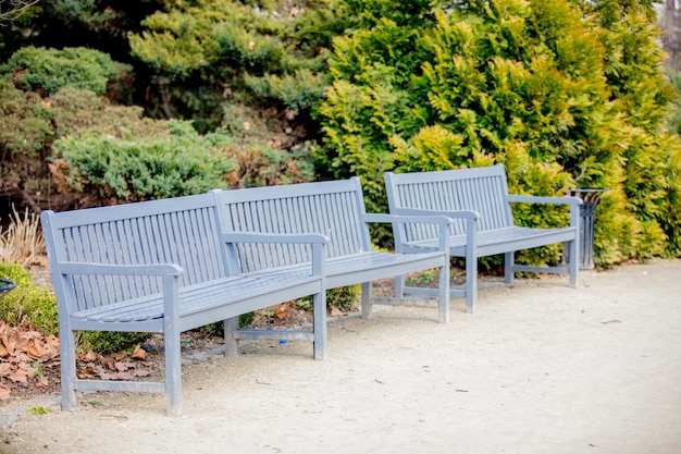 Banc à la française dans un parc.