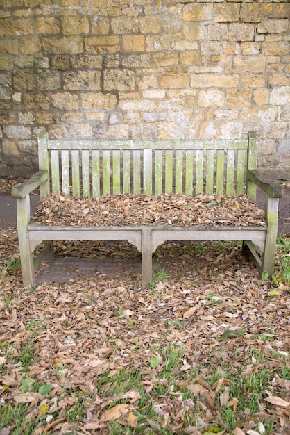 Banc en hiver avec des feuilles Broadway Cotswolds