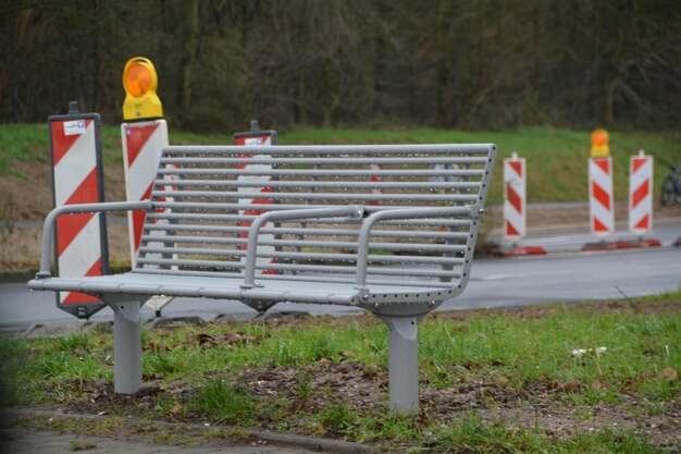 Photo banc humide sur un champ herbeux