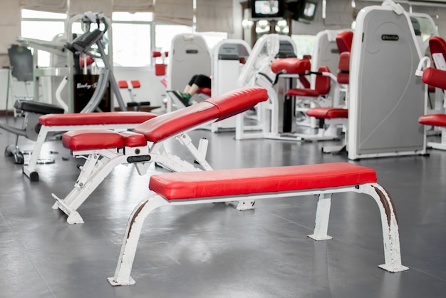 Banc à l&#39;intérieur d&#39;une salle de fitness