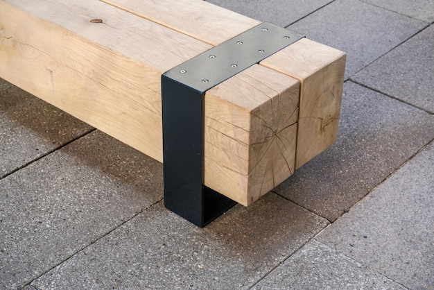 Banc moderne en gros bloc de bois