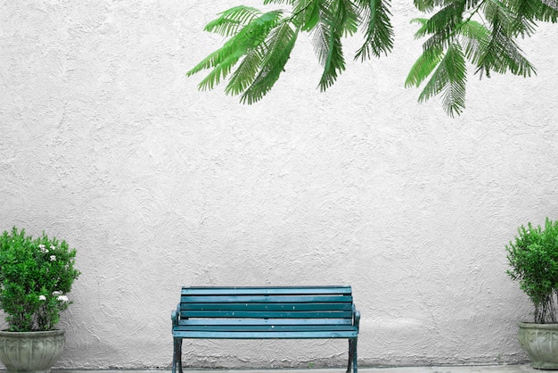 Banc avec mur de texture grunge vieux ciment