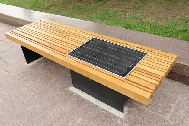 Banc avec panneau solaire sur rue