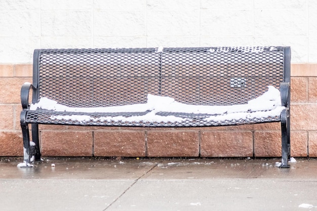 Banc de parc sur la chaussée à côté du centre commercial