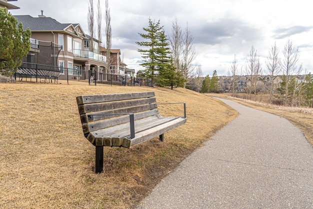 Banc de parc à côté du sentier dans le parc public de la ville