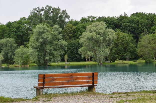 Banc de parc devant un lac.