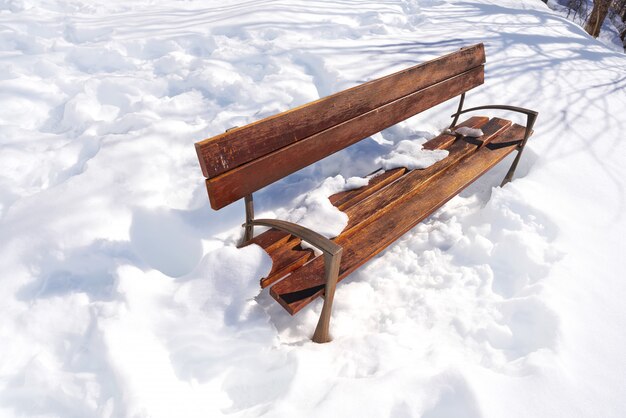 Photo banc de parc de neige isolé sur le blanc