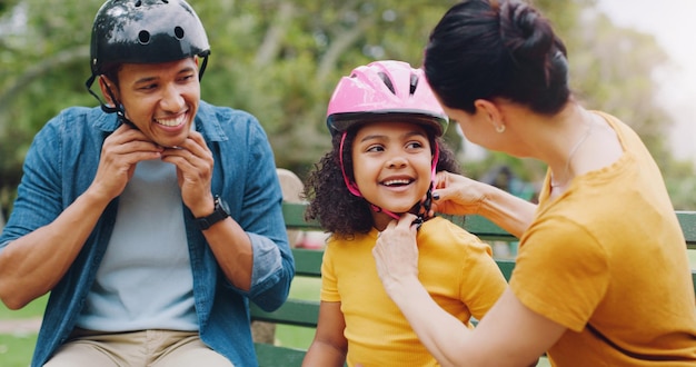 Banc de parc pour parents et casque avec aide pour enfant et sécurité pour le patin à roulettes ou le vélo Parents interraciaux maman et papa avec aide à l'enseignement et enfant pour l'apprentissage et l'exercice