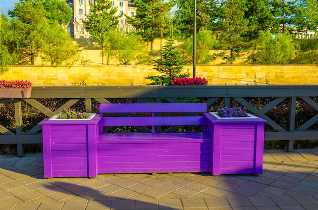 Banc de parc rose en été.