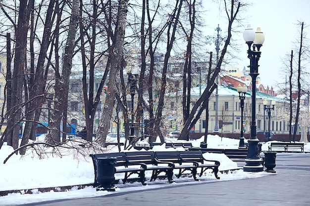 Banc de paysage dans le parc de la ville, gel d'hiver, matin de Noël dans la ville