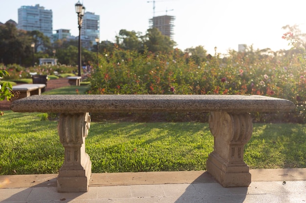 Banc de pierre dans le parc de la ville au coucher du soleil