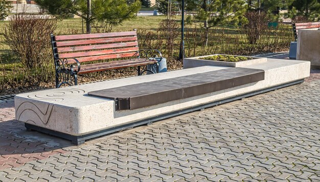 Un banc de pierre dans un parc de la ville