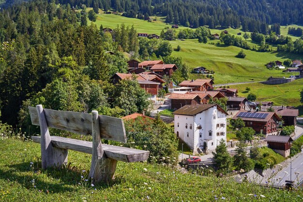 Banc de repos d'observation dans un village suisse d'altitude