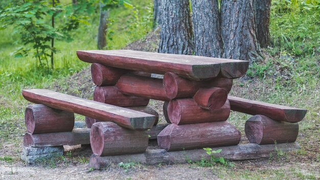 Banc en rondins et table dans le parc